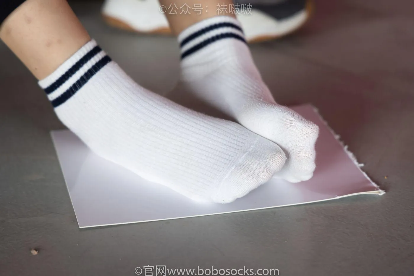 [BoBoSocks袜啵啵]NO.018 木木-运动鞋、白棉袜、裸足 [136P]插图4